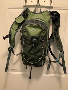NWOT High Sierra Airmesh Back pack  Whitewater 2L Multi-Sport
Hydration hiking
